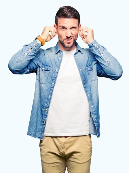 Hombre Guapo Con Ojos Azules Barba Con Chaqueta Mezclilla Que —  Fotos de Stock