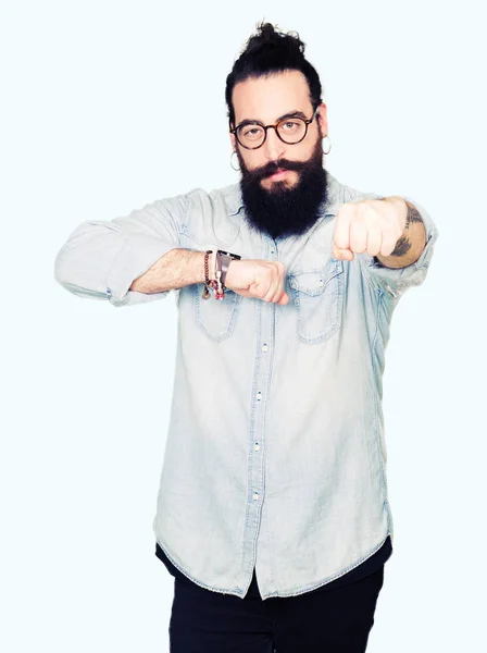 Jovem Hipster Com Cabelos Longos Barba Usando Óculos Punho Punho — Fotografia de Stock