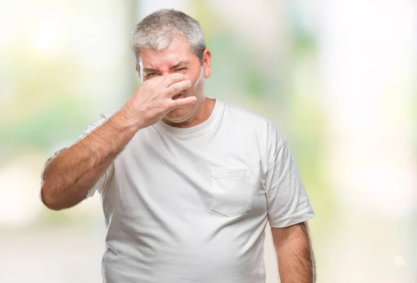 Knappe Senior Man Geïsoleerde Achtergrond Iets Ruiken Stinkende Walgelijk Ondraaglijke — Stockfoto