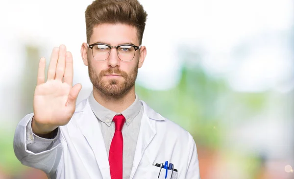 Joven Científico Guapo Con Gafas Haciendo Parar Cantar Con Palma —  Fotos de Stock