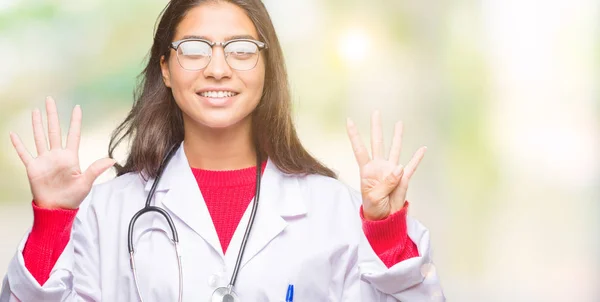 Jovem Árabe Médico Mulher Sobre Fundo Isolado Mostrando Apontando Para — Fotografia de Stock