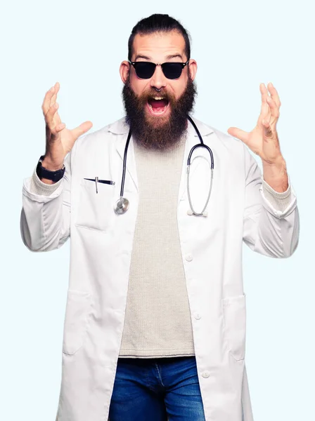 Mladá Blonďatá Lékař Muž Vousy Nosit Sluneční Brýle Oslavující Crazy — Stock fotografie