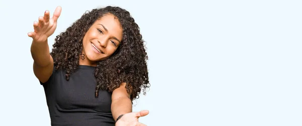 Giovane Bella Donna Con Capelli Ricci Guardando Fotocamera Sorridente Braccia — Foto Stock