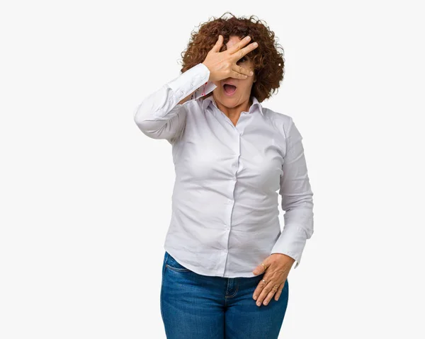 Schöne Seniorin Mittleren Alters Über Isoliertem Hintergrund Die Schockiert Gesicht — Stockfoto