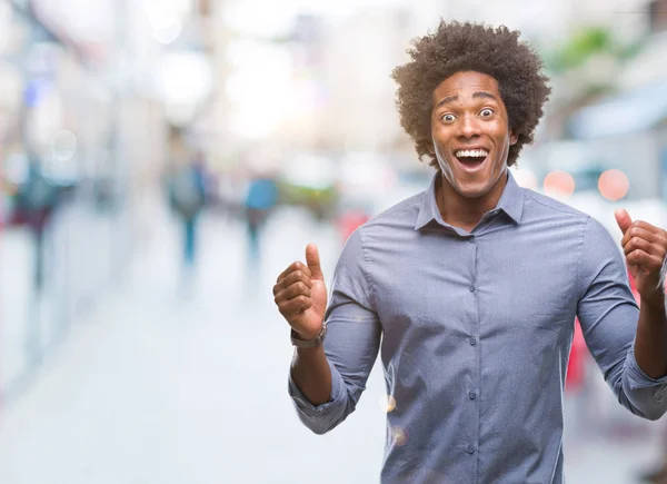 Hombre Afroamericano Sobre Fondo Aislado Celebrando Loco Loco Por Éxito —  Fotos de Stock