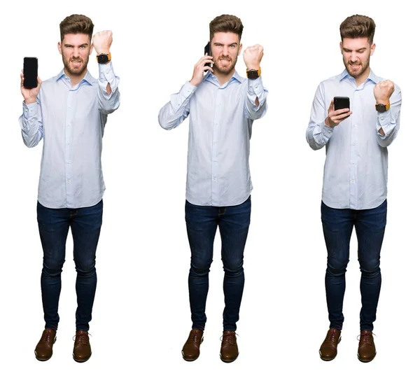 英俊的年轻专业男子的拼贴使用智能手机在白色孤立的背景恼火和沮丧的喊声与愤怒 疯狂和大喊大叫与提高的手 愤怒的概念 — 图库照片