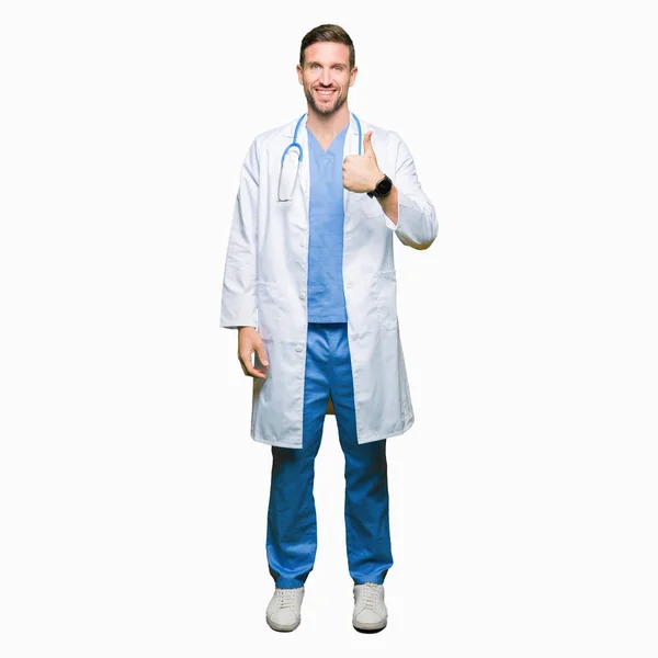 Beau Médecin Homme Portant Uniforme Médical Sur Fond Isolé Faisant — Photo