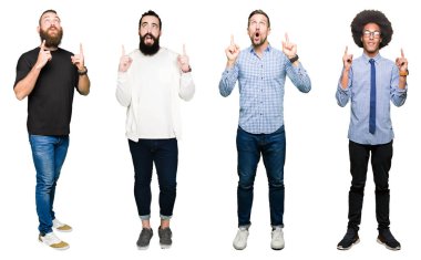 Kolaj bir grup genç adam beyaz izole zemin üzerinden hayran ve yukarıya bakıyor ve parmakları ile işaret ve silah kaldırdı şaşırttı.