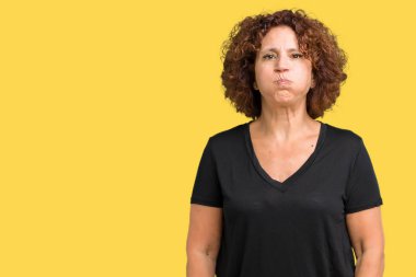 Güzel orta ager üst düzey kadın komik surat ile yanakları şişirme izole arka plan yüzünden. Ağız ile hava, deli ifade şişirilmiş.