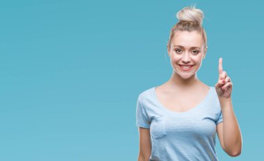 Sarışın genç kadın ile başarılı fikir parmağı yukarıyı izole arka plan üzerinde. Çıktıktan ve mutlu. Bir numara.