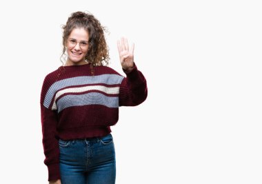 Güzel esmer kıvırcık saçlı Genç kız üzerinde gözlük takan gösterilen arka plan izole ve parmakları ile işaret kendinden emin ve mutlu gülümseyerek süre dört numara.