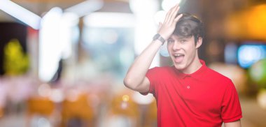 Yakışıklı delikanlı izole arka kafasına hata için el ile sürpriz üzerinde kırmızı t-shirt giyen hata hatırlıyorum. Unuttum, kötü bellek kavramı.