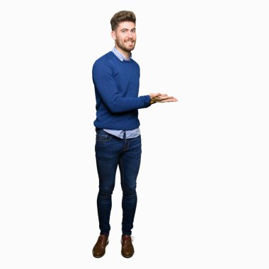 Genç yakışıklı bussines işaretçi el yanında adam ve palm, mutlu ve kendinden emin gülümseyen reklam sunma açın