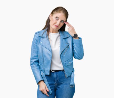 Güzel orta yaş Olgun kadın giyiyor moda deri ceket izole üzerinde çekim ve öldürmek kendini el ve parmaklara baş, intihar jest işaret arka plan.