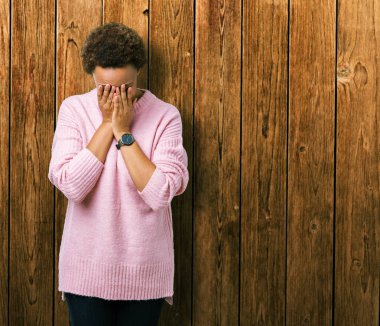 Güzel genç Afro-Amerikan kadın ağlayarak süre elleriyle yüzünü kapsayan üzgün ifade ile izole arka plan yüzünden. Depresyon kavramı.