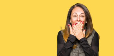 Kış yelek ağız hata için elleriyle kapsayan şok giyen güzel orta yaş kadın. Gizli kavramı.