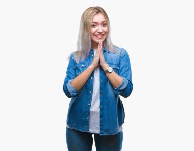 Sarışın genç kadın birlikte emin gülümseyen bağışlanmak ellerle dua izole arka plan üzerinde.