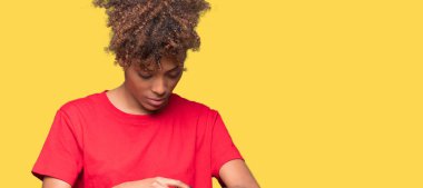 Güzel genç Afro-Amerikan kadın kol saati, rahat ve kendinden emin zamanında kontrol izole arka plan üzerinde