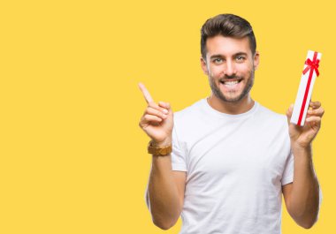 Sevgililer hediye izole arka tarafına el ve parmak ile işaret çok mutlu üzerinden veren aşık genç yakışıklı adam