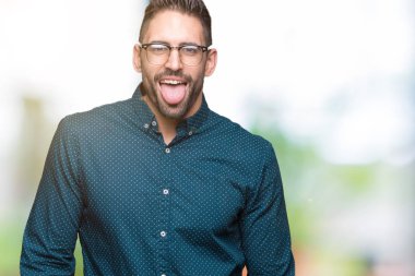 Genç yakışıklı iş adam gözlük dilini izole arka plan üzerinde mutlu komik ifade ile dışarı. Duygu kavramı.