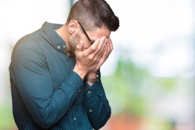 Üzgün ifade yüz eller ile ağlayarak süre kapsayan ile izole arka plan üzerinde gözlük takan genç yakışıklı iş adamı. Depresyon kavramı.