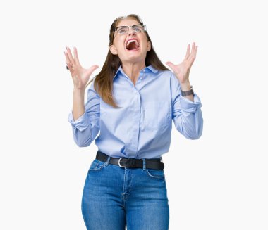 Güzel orta yaş olgun iş kadını izole arka plan çılgın ve kızgın bağırarak ve agresif ifade ve silah kaldırdı bağırmaya üzerinde gözlük takıyorum. Hayal kırıklığı kavramı.