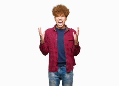 Bir ceket çılgın ve kızgın bağırarak ve agresif ifade ve silah kaldırdı bağırmaya afro saçlı Genç yakışıklı öğrenci adam. Hayal kırıklığı kavramı.