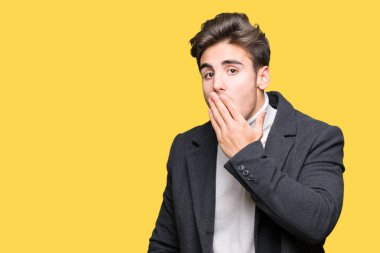 Zarif delikanlı izole arka plan üzerinde kış palto giyiyor el ağzıyla kapsayan yorgun esneme sıkılmış. Restless ve uyku hali.