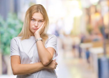 İzole arka plan düşünme seyir üzerinde genç kafkas kadın yorgun ve sıkılmış çapraz silah depresyon sorunları ile.