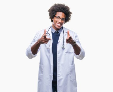 Fotoğraf makinesi ile mutlu ve komik yüz için parmakları işaret izole arka plan Afro Amerikalı doktor adam. İyi enerji ve vibes.