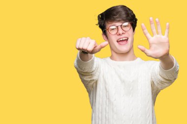 Gösterilen arka plan üzerinde gözlük takan genç yakışıklı adam izole ve parmakları ile işaret kendinden emin ve mutlu gülümseyerek süre 6 numara.