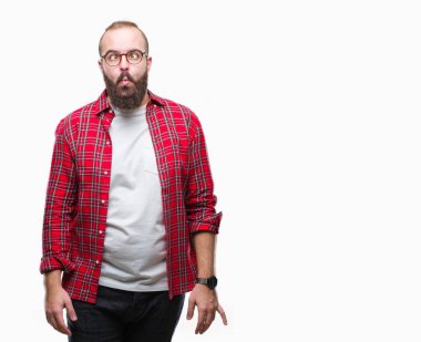 Genç beyaz hipster adam gözlüklü izole arka plan yapma balık yüzüne dudaklı, çılgın ve komik bir jest. Komik ifade.