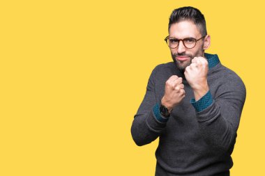 Genç yakışıklı adam gözlük izole arka plan üzerinde yumruk savunma hareketi, kızgın ve üzgün yüz, sorunu korkuyor ile savaşmaya hazır