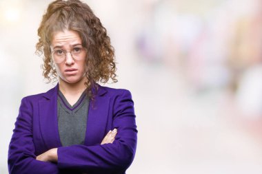 Okul üniforması ve gözlük izole arka plan şüpheci ve sinir, onaylamayan ifade yüz çapraz kolları üzerinde giyen genç esmer öğrenci kız. Negatif kişi.