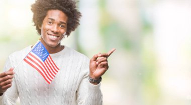 Amerika Birleşik Devletleri bayrağı Afro Amerikalı adam izole arka tarafına el ve parmak ile işaret çok mutlu üzerinde