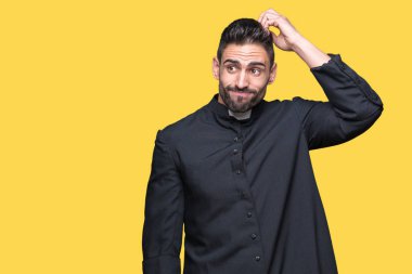 Genç Hıristiyan rahip izole arka plan üzerinde yanıltır ve soru hakkında merak ediyorum. Şüphe, kafasına el ile düşünme ile belirsiz. Dalgın kavramı.