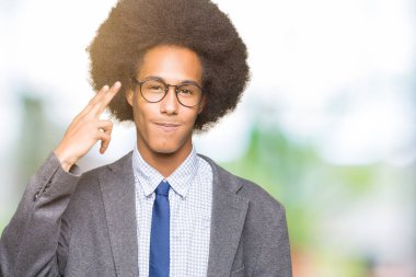 Çekim ve kendini işaret eden el ve baş parmak, intihar jest öldürme afro saç giyen ile genç Afro-Amerikalı iş adamı gözlük.