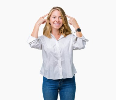 Güzel genç iş kadını izole üzerinde arka plan hem el parmak, harika bir fikir ya da düşünce, iyi bellek ile baş gösteren gülümseyen