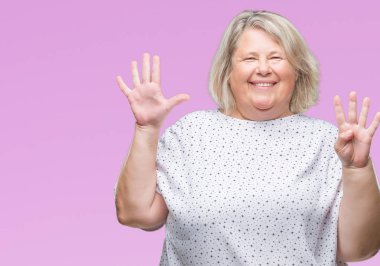 Kıdemli artı boyutu gösteren ve parmakları ile işaret eden oktan yukarı arka plan üzerinde beyaz kadın izole kendinden emin ve mutlu gülümseyerek ise dokuz numara.