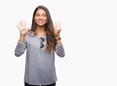 Genç güzel Arap kadın üzerinde güneş gözlüğü takıyor gösterilen arka plan izole ve parmakları ile işaret kendinden emin ve mutlu gülümseyerek süre 8 numaralı.