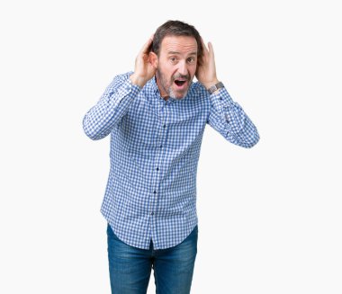 Yakışıklı orta yaş kulak jest, dedikodu için meraklı her iki ellerde dinliyoruz izole arka plan üzerinde zarif komuta sizde. İşitme sorunu, sağır