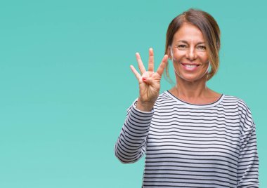 Orta yaş gösterilen ve parmakları ile işaret izole arka plan üzerine İspanyol kadın kıdemli dört kendinden emin ve mutlu gülümseyerek iken numara.