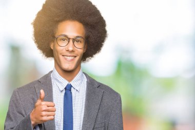 Genç Afro-Amerikalı iş adamı afro saçlı gözlüklü hareketi el ile mutlu yaşasın yapıyor. Başarı gösteren kameraya bakarak ifade onaylama.