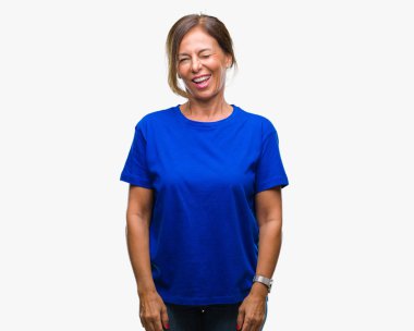 Orta yaş üst düzey İspanyol kadın seksi bir ifadeyle, neşeli ve mutlu yüzünü kameraya bakarak göz kırpıyor izole arka plan.