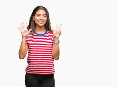 Genç güzel Arap kadın gösterilen ve parmakları ile işaret izole arka plan yüzünden kendinden emin ve mutlu gülümseyerek süre sekiz numara.