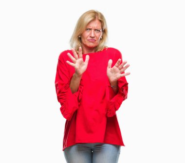 Orta yaş sarışın kadın izole arka plan yüzünden tiksinti ifadesi, memnun ve korkulu tiksinti yüz yapıyorsun çünkü nefret tepki. Elleriyle kaldırdı. Sinir bozucu kavramı.