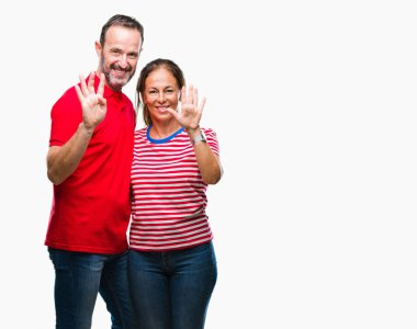 Orta yaş İspanyol çift aşık gösterilen ve parmakları ile işaret izole arka plan üzerinde dokuz kendinden emin ve mutlu gülümseyerek iken numara.