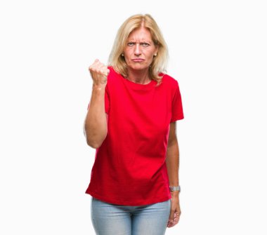 Orta yaş izole arka plan öfkeli ve sinirli sinirli ve öfke ile bağırarak süre öfkeli yumruk yükselterek sarışın kadın. Öfke ve agresif kavramı.