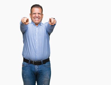 Orta yaş Arap iş adamı izole üzerinde arka plan size işaret ve parmaklar, kamerayla olumlu ve neşeli gülümseyen