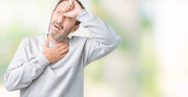 Yakışıklı orta yaş komuta sizde üzerinde bir kazak giyen izole arka plan hastalık ve ateş, grip ve soğuk, virüs hasta için alın dokunmadan